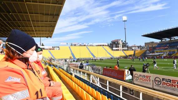 Parma-SPAL si gioca: i calciatori rientrano in campo per il riscaldamento