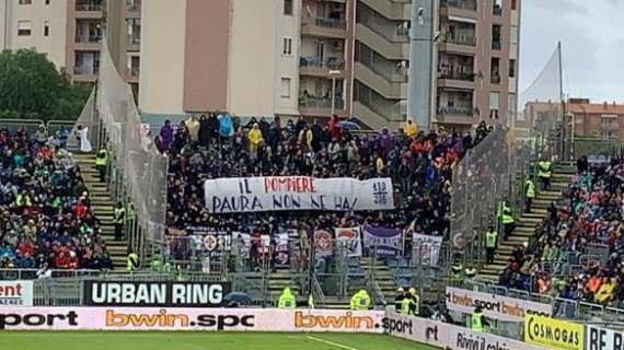 FOTO - Striscione tifosi viola a Cagliari: "Il pompiere paura non ne ha"