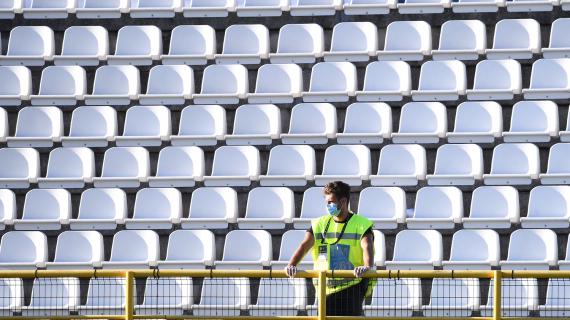 Incidenti nel primo tempo di Cagliari-Napoli, ferito uno steward in curva