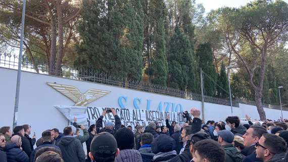 TMW - Lazio, contestazione dei tifosi a Formello: cori contro Lotito e Tare. Foto e video