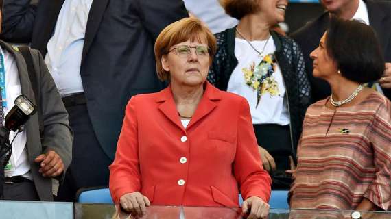 Angela Merkel: "70% dei tedeschi a rischio contagio. Calcio? Porte chiuse non sono il peggio"