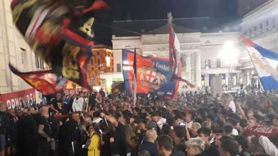 TMW - Tifosi in piazza insieme alla squadra per i 126 anni del Genoa