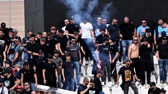 Napoli, bagno di folla al rientro in città: in migliaia ad attendere la squadra all'aeroporto