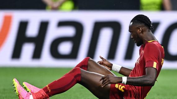 Roma in Europa League, ma fiato sospeso per Abraham: si teme brutto infortunio al ginocchio