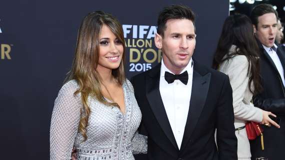 Destinazione Parigi, Messi e moglie immortalati in aereo: "Insieme verso una nuova avventura"