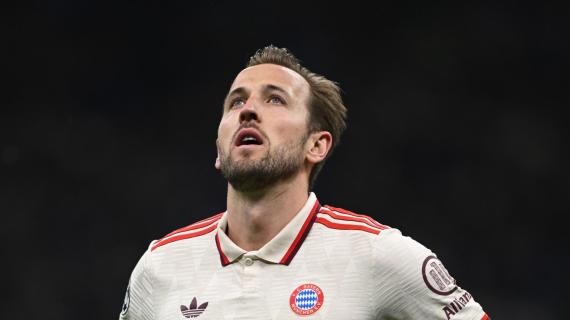 Caldo intollerabile, dei giocatori del Bayern guardano il match col Benfica dagli spogliatoi
