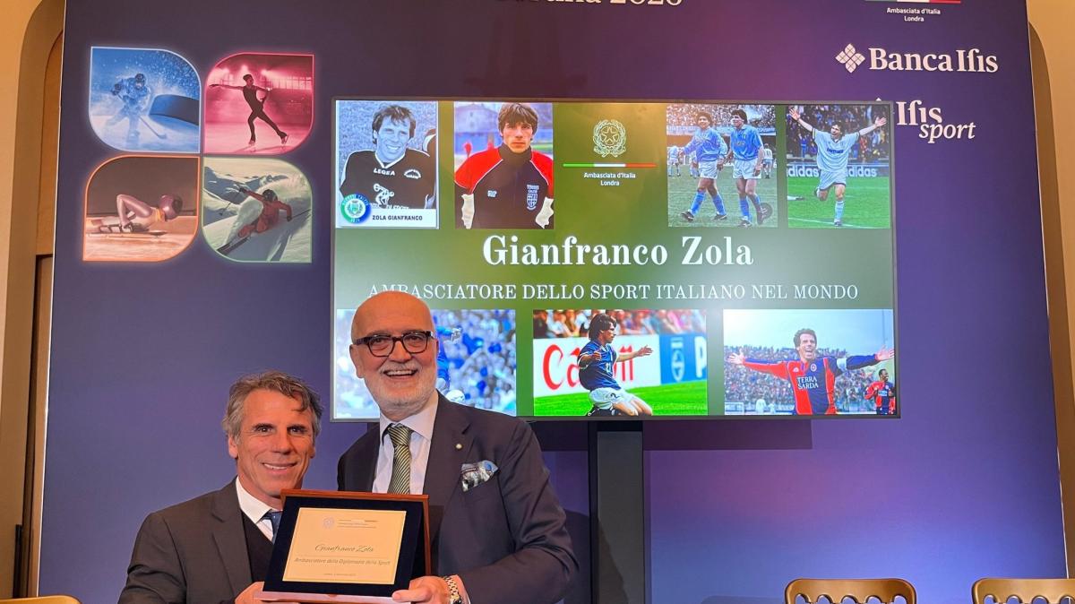 Gianfranco Zola riceve la targa di "Ambasciatore dello sport italiano nel mondo"