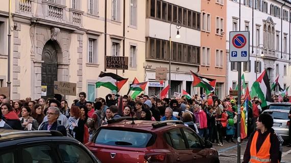 Il corteo pro Palestina sfila in centro a Udine. Le immagini prima di Italia-Israele