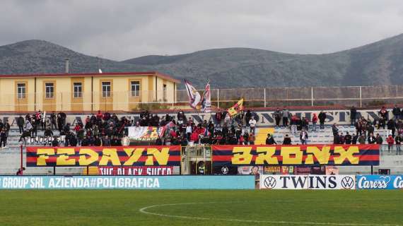 Scontri sugli spalti fra i tifosi: Casertana-Foggia sospesa e poi ripresa. Ci sarebbe un ferito