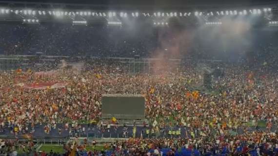 VIDEO - L'invasione dei tifosi della Roma all'Olimpico dopo il trionfo in Conference