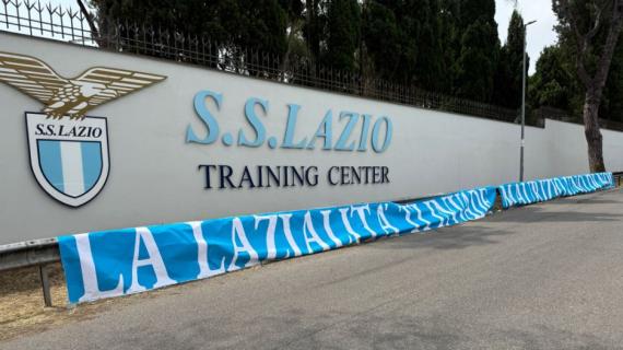 Lazio, Sarri accolto a Formello dallo striscione "La Lazialità ti invade. Maurizio uno di noi"