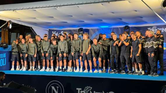 Napoli in piazza, 'chi non salta è juventino', Conte resta fermo