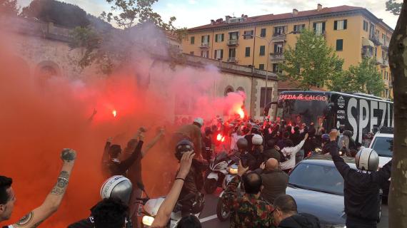TMW - Marea bianca nel pre di Spezia-Lazio: i tifosi scortano la squadra di Thiago Motta