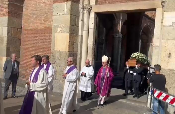 Feretro Mazzola fuori dalla chiesa: cori e fumogeni, c'è chi recita l'undici della Grande Inter