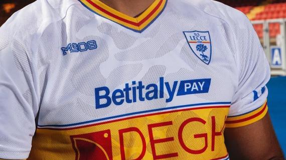 Lecce, presentata la maglia da trasferta: base bianca con dettagli blu e richiami giallorossi