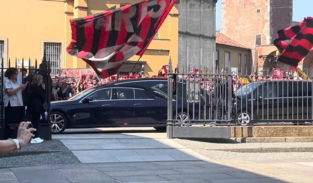 Milano saluta Franco Baresi: un mare rossonero ai funerali, il calcio rende omaggio al "Piscinin"