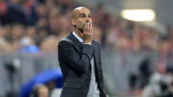 Guardiola burlato da Anfield, lui ribatte polemico e con tanto di sorriso. Ortega lo difende