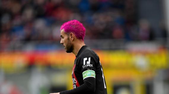 Milan, Theo Hernandez cambia... colore. A Rotterdam con una nuova capigliatura rosa