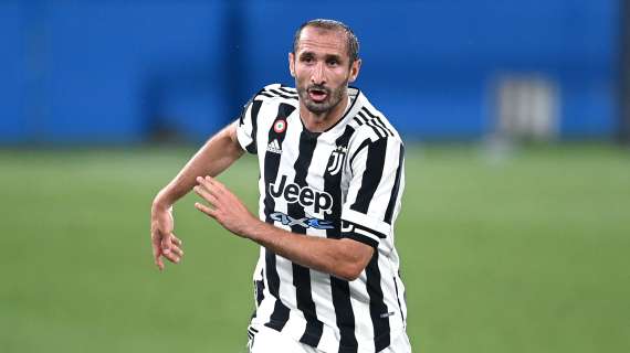 Juventus, per sostituire l'acciaccato De Ligt contro la Roma si scalda capitan Chiellini