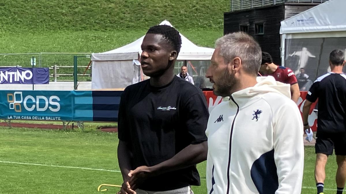 Genoa, Samuel Wiafe è arrivato a Moena: saluti con Blazquez e con De Rossi