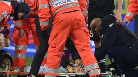 Manchester United, infortunio alla testa per Bailly: esce in barella e con l'ossigeno