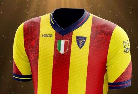FOTO - Lecce, svelate le maglie per la stagione 2023/24: omaggio alla tifoseria nella strisce rosse