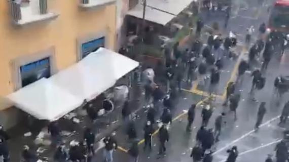 Guerriglia a Napoli, il sindaco Manfredi: "Cosa inaccettabile. In molti avevano già il DASPO"