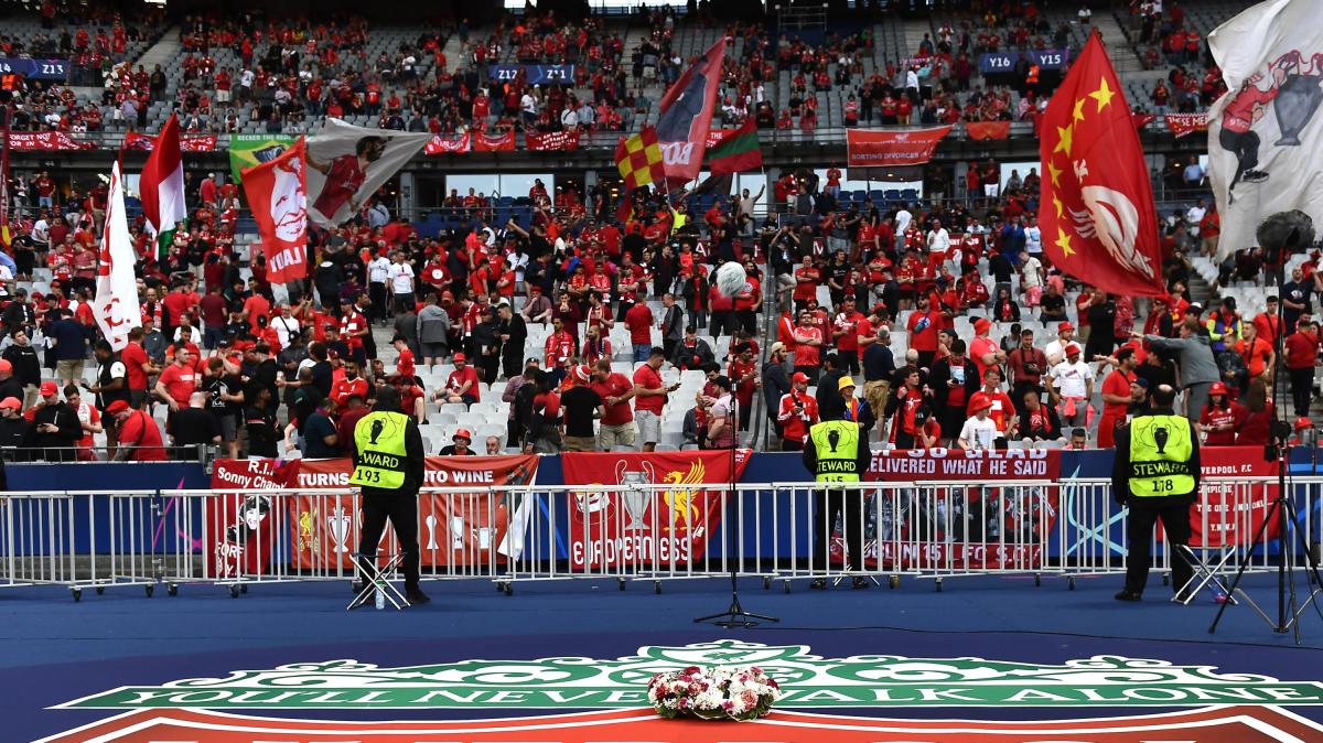 Liverpool, ancora tensioni per i prezzi dei biglietti: protesta dei tifosi e replica del club