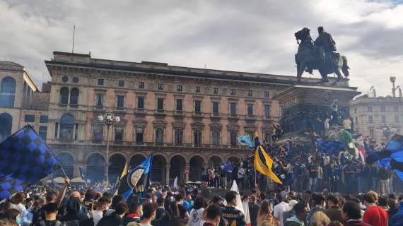 Inter Campione. Esplode la festa nerazzurra in Piazza Duomo a Milano: tutte le immagini