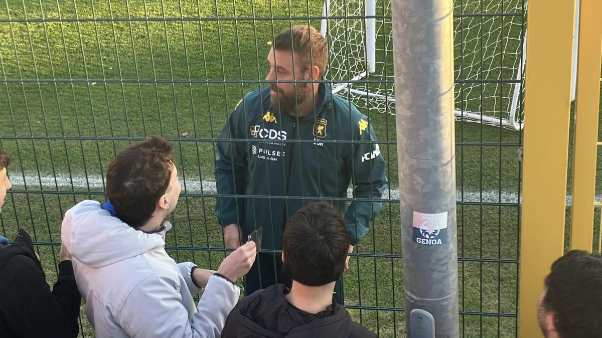 Genoa, al termine dell'allenamento a porte aperte De Rossi e la squadra firmano autografi