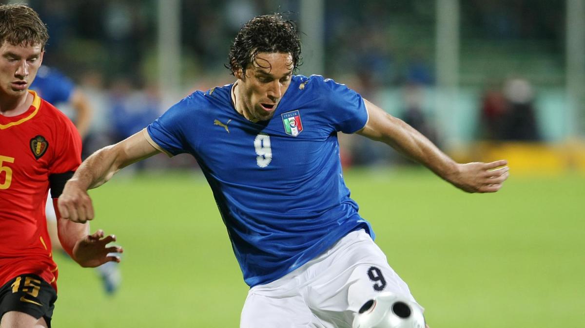 Movimenti simili e senso del gol, stesso destino? Pio Esposito studia da Toni per diventare grande