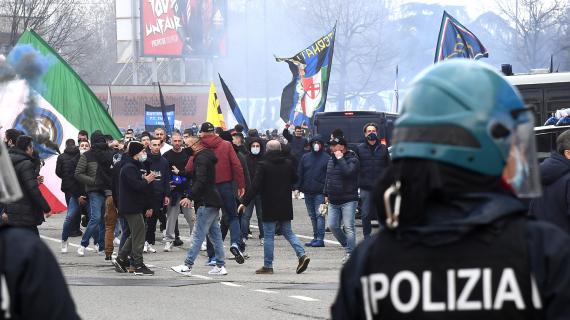 Alta tensione a Vicenza: scontri fra i tifosi del Taranto e la polizia fuori dal 'Menti'