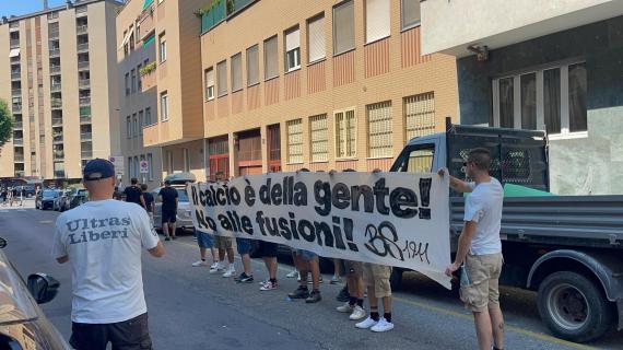 Protesta dei tifosi del Brescia sotto la Lega B: "Il calcio è della gente! Non alle fusioni!"