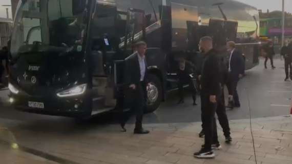 VIDEO - Ecco l'arrivo a Liverpool del Milan. Maldini il più acclamato dai tifosi