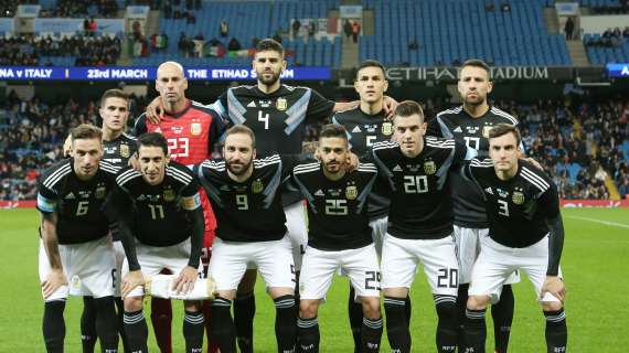 Maglia dedicata a Maradona per l'Argentina, che pareggia 1-1 contro il Cile. Segna Sanchez