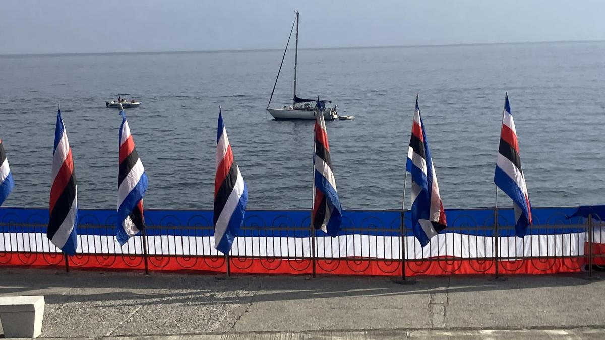 Il Molo dell'Amicizia si colora di blucerchiato: i tifosi festeggiano gli 80 anni della Samp