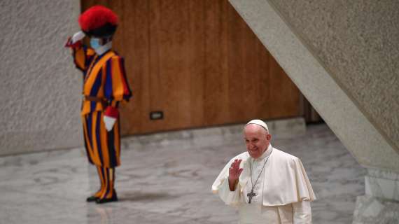 Roma, Papa Francesco riceve il CEO Fienga e firma una speciale maglia giallorossa