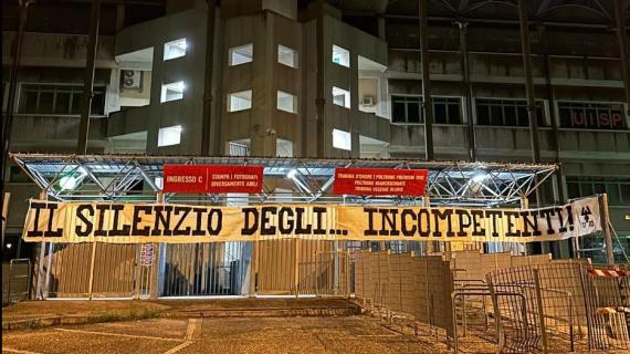 Padova, la protesta degli ultras: "Il silenzio degli incompetenti". Chiesto l'addio di Mirabelli