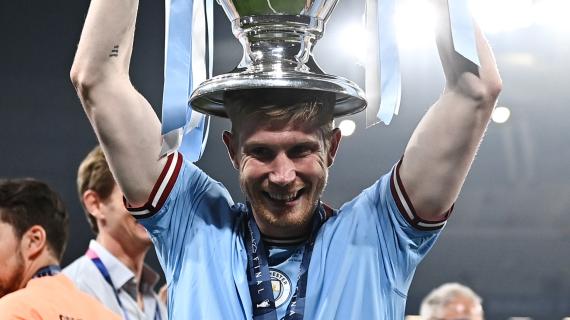 Saluto speciale per De Bruyne: video ricordi, saluti e pasillo de honor. Guardiola in lacrime