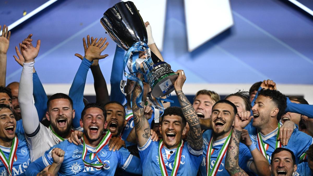 Conte esulta, doppietta di David Neres. Corriere della Sera titola: "Supercoppa al Napoli"