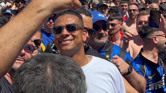 Inter, nella fan zone di Monaco spunta anche Guarin: selfie e cori dei tifosi nerazzurri