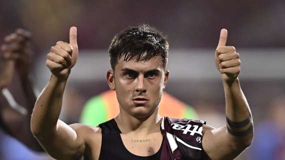 Roma in campo per il riscaldamento, La Curva Sud della Juve: "Dybala sotto la curva"