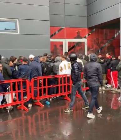 TMW - Code a Casa Milan per i biglietti per l'EuroDerby. Le immagini dei tifosi sotto la pioggia