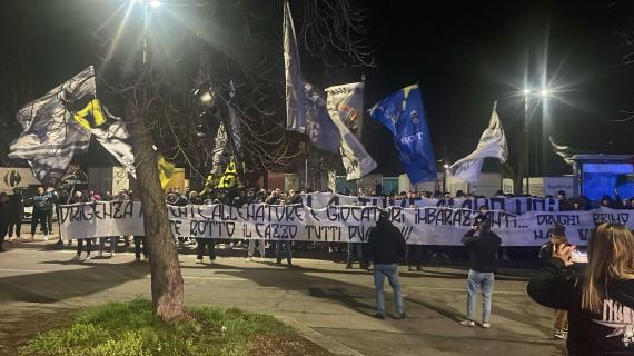 Juventus, tensione alla Continassa: i tifosi contestano la dirigenza e Thiago Motta