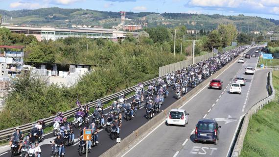 Fiorentina, corteo in motorino per raggiungere Empoli: le immagini dei tifosi viola