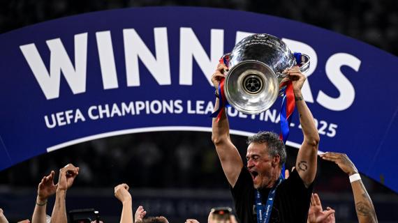 Luis Enrique commuove con la maglia dedicata alla figlia scomparsa. Tifosi PSG invadono il campo