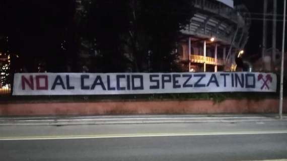 FOTO - "No al calcio spezzatino". Lo striscione dei tifosi del Bologna al Dall'Ara