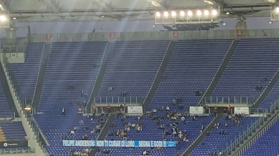 Lazio, striscione dei tifosi: "Felipe Anderson, non ti curar di loro....segna e godi"