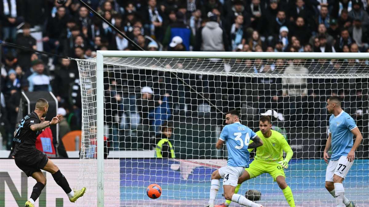 Due gol e una traversa: è dominio Napoli all'Olimpico, 2-0 all'intervallo sulla Lazio
