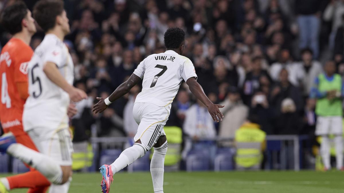 LaLiga, show e 5 gol nel derby di Madrid: doppietta Vinicius e Atletico ko. Il Real vede il Barça